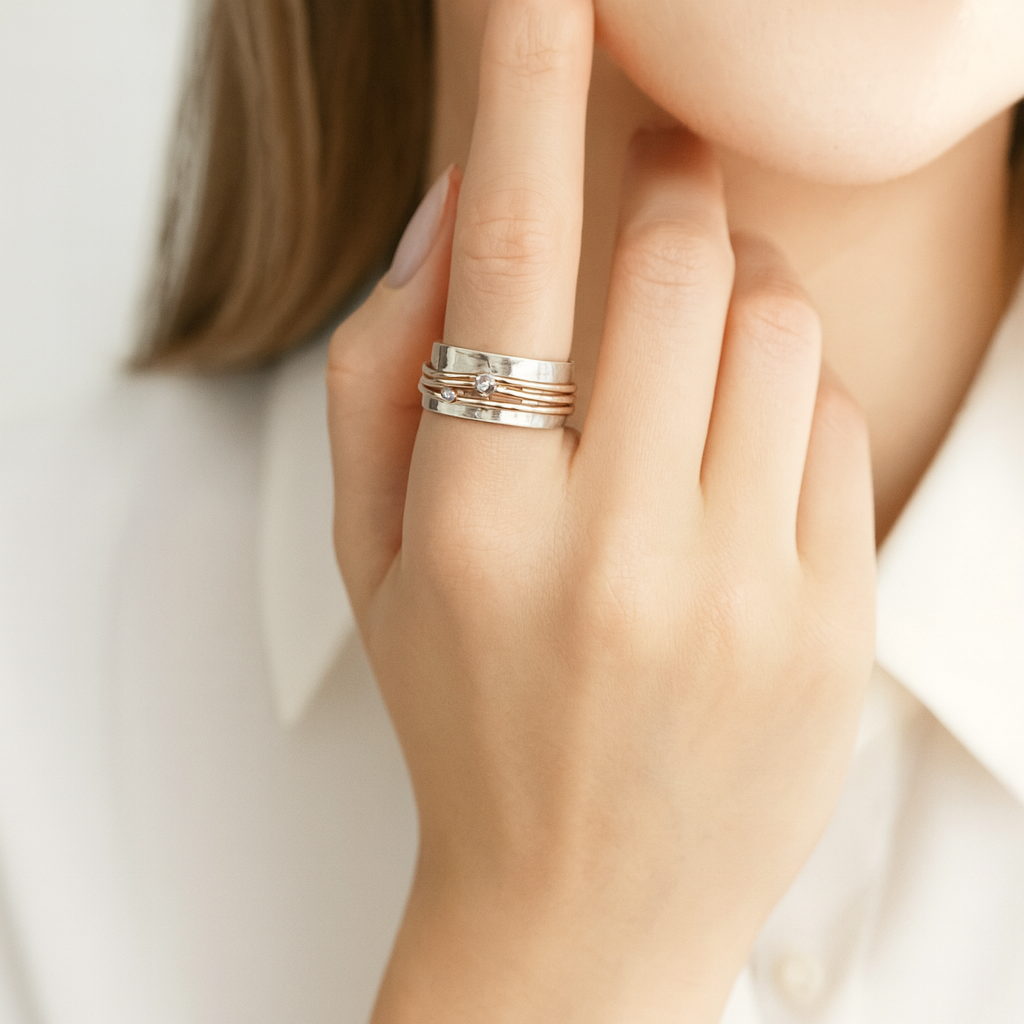 Marlene – Bred ring let hamret med forgyldte accenter