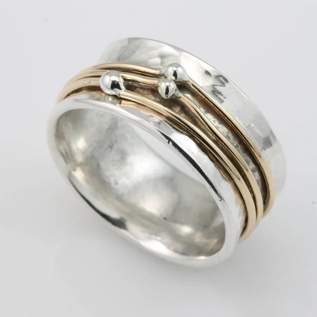 Marlene – Bred ring let hamret med forgyldte accenter