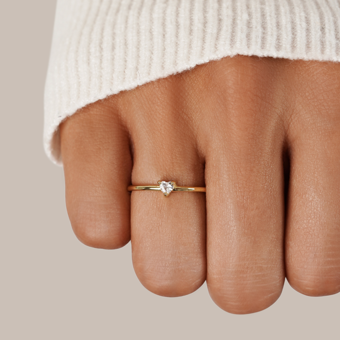Leonie – En simpel guldring med en glat overflade.