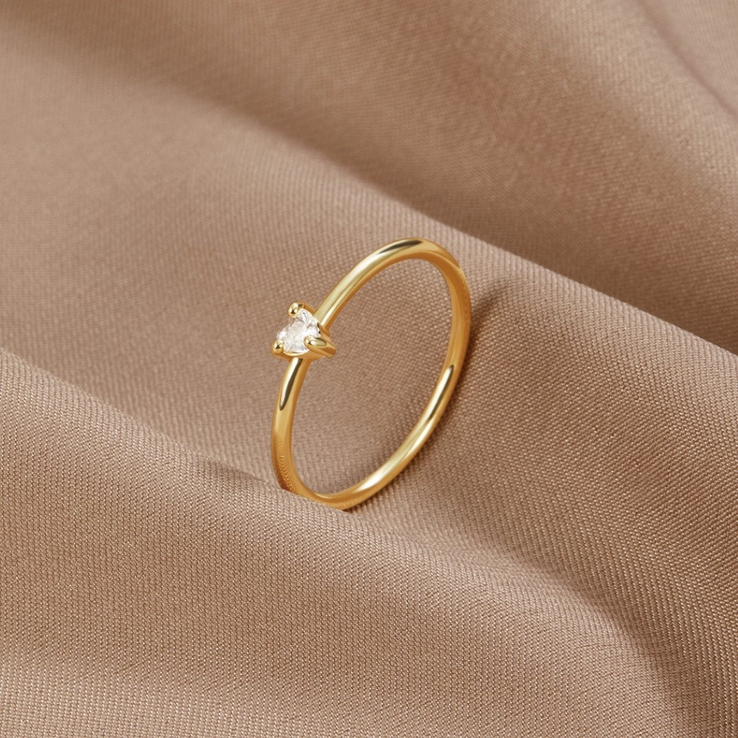 Leonie – En simpel guldring med en glat overflade.