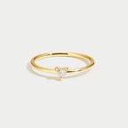Leonie – En simpel guldring med en glat overflade.
