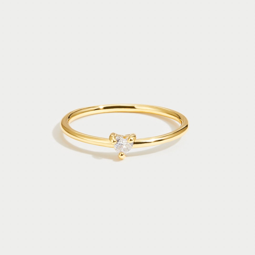 Leonie – En simpel guldring med en glat overflade.