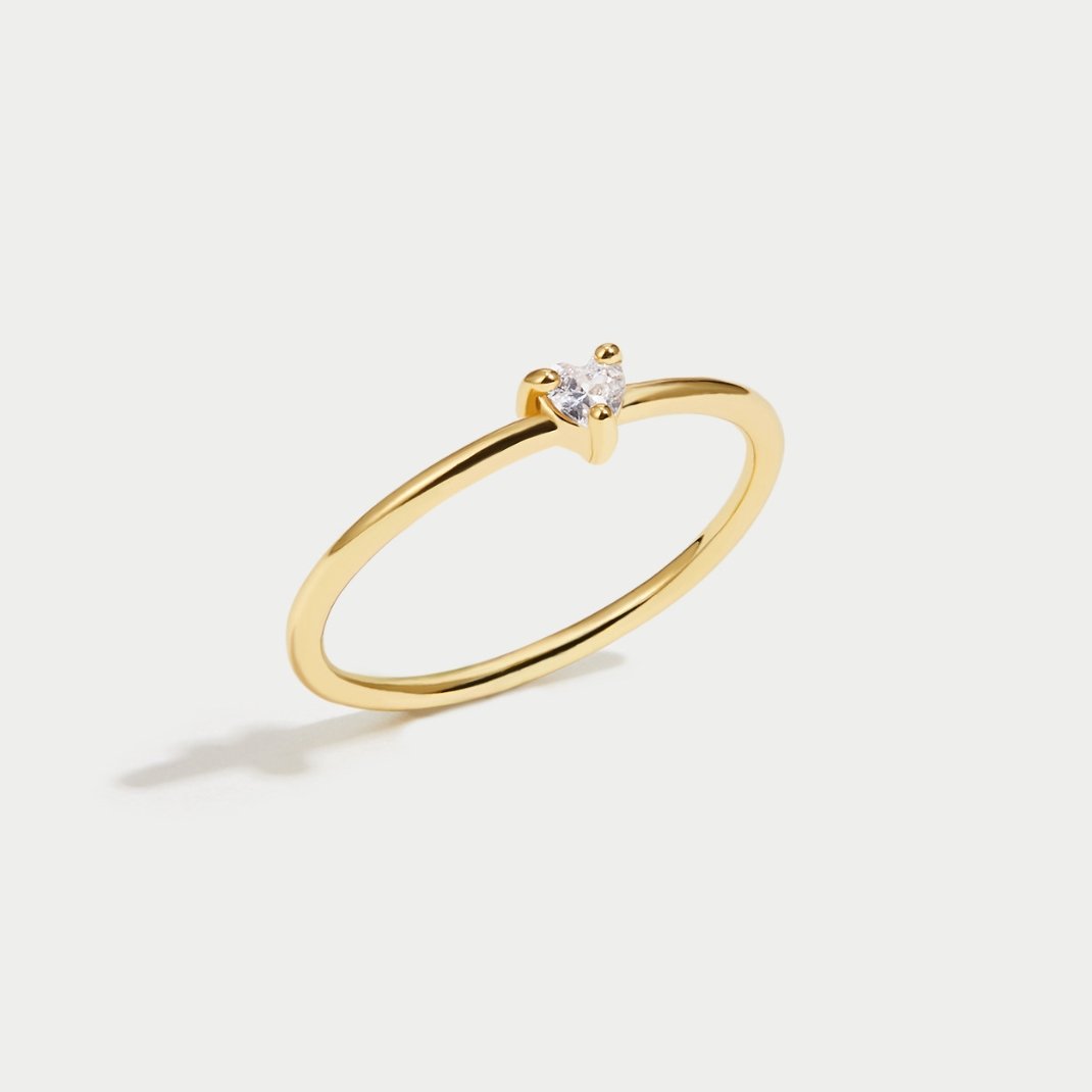 Leonie – En simpel guldring med en glat overflade.