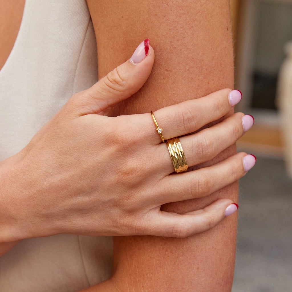 Leonie – En simpel guldring med en glat overflade.